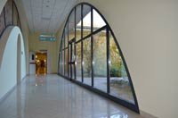 Corridoio con ampia vetrata